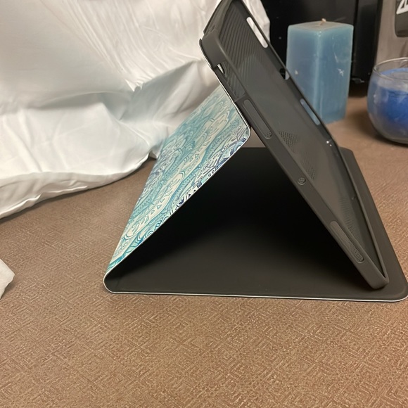 NWT Apple iPad cover, 5th generation 2020-2022. Never been used. Fits 10.9 inch. - Picture 12 of 16